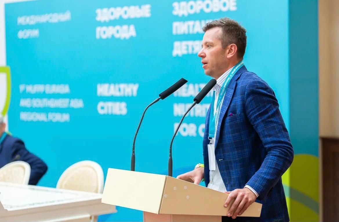 Максим за трибуной на международном форуме